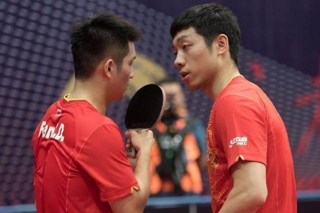 地球迷中拥 地球迷中拥