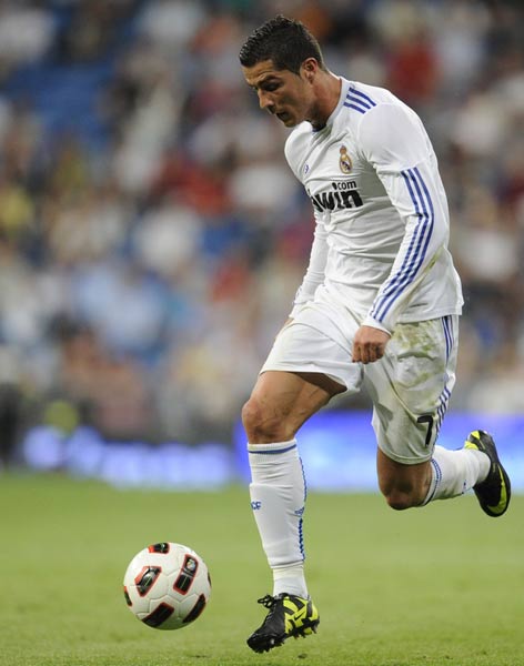 表现惊艳！伊力福拉提10中6贡献17分&半场上演精彩压哨